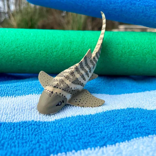 Vista 4 de Safari Ltd. Figura de tiburón cebra – Figura detallada de plástico de 4.75 pulgadas – Divertido juguete educativo para niños, niñas y niños a partir