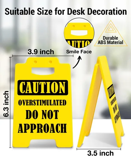 Vista 2 de Divertida decoración de escritorio de oficina sobreestimulada con texto en inglés "Do Not Approach Caution", decoración de cubículo de oficina