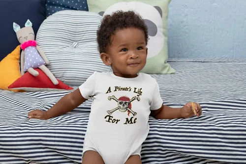 Vista 5 de Pop Threads Nautical Skull and Crossbones Bandana T-Shirt Baby Bodysuit Infantil Negro