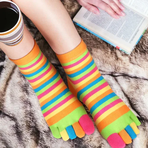 Vista 4 de Xtinmee 12 pares de calcetines de dedo completo arco iris, calcetines de algodón con dedos separados, calcetines de rayas para mujer