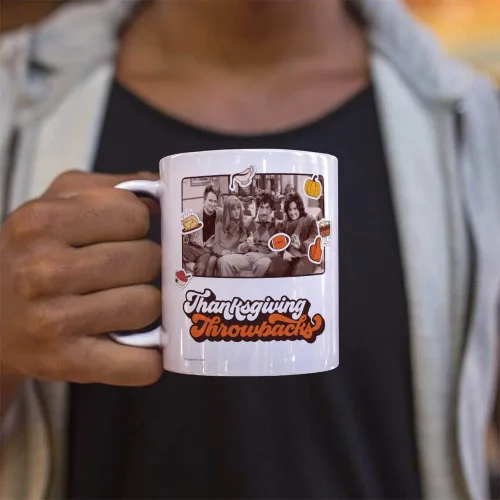 Vista 156 de Trend Setters Friends the Television Show – 25 años – Mercancía oficial – Taza de café o té de cerámica blanca de 11 onzas – perfecta para regalar