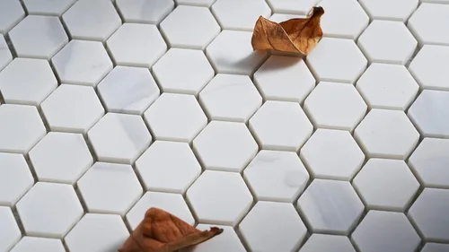 Vista 2 de 5 hojas de azulejos de mosaico de mármol de ingeniería para salpicaduras de cocina, suelo de baño de baño, colección hexagonal de 1 pulgada