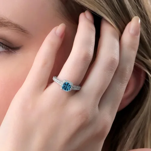 Vista 5 de Gem Stone King Anillo de compromiso de plata de ley 925 de 0.236 in con piedra natal y zafiro blanco creado con acento Anillo de compromiso