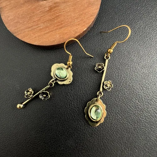 Vista 6 de Aretes colgantes hechos a mano, bohemios, vintage, de plata, asimetría, flor de ciruela, delicados aretes colgantes de flor de cristal verde cereza