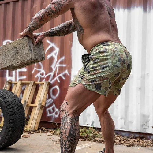 Vista 7 de Combat Iron Pantalones cortos de malla para hombre, estilo de vida, pantalones cortos de entrenamiento por encima de la rodilla, entrepierna de 5.5