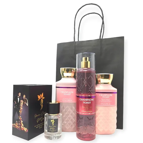 Vista 7 de Set de regalo de cuidado del baño y del cuerpo Trio con perfume Fawn Over Me y bolsa de regalo (Un Trio Fawn Over Me)
