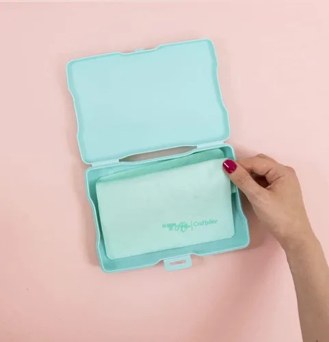 Vista 3 de Craftelier - Caja organizadora y limpiador de sellos Shammy para mantener tus sellos en perfecto estado Tamaño Shammy 7.9 x 5.7 in y caja 17 x 4.7