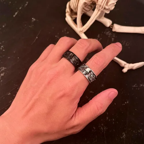 Vista 4 de Anillos de calavera gótica vintage para hombres y mujeres, acero inoxidable, ónix negro, anillo de póquer, anillo de esqueleto plateado