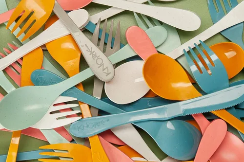 Vista 2 de KNORK Eco - Juego de cubiertos reutilizables de bambú de 12 piezas (tenedor, cuchillo, cuchara) a base de plantas (menta, coral, blanco, gris)