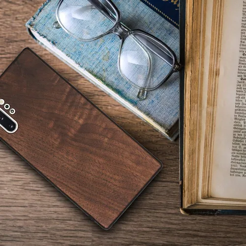 Vista 4 de kwmobile Funda de madera real compatible con Samsung Galaxy Note 10 Plus, cubierta de madera dura con parachoques de TPU, color marrón oscuro