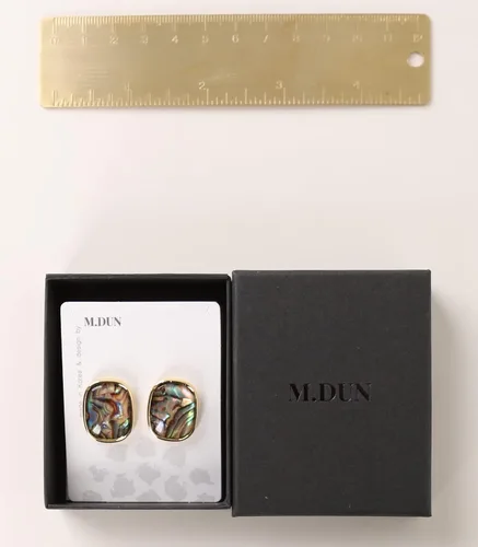 Vista 5 de Aretes de forma rectangular con bordes redondos. Diseño de piedra de resina de ámbar turquesa abulón, bisel chapado en oro real de 18 quilates