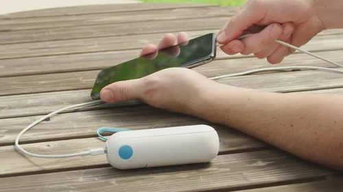 Vista 9 de Spark Innovators Go Fan Flip - Ventilador recargable de 3 velocidades y banco de energía en uno. Cabe en la palma, cuchillas flexibles suaves, hasta