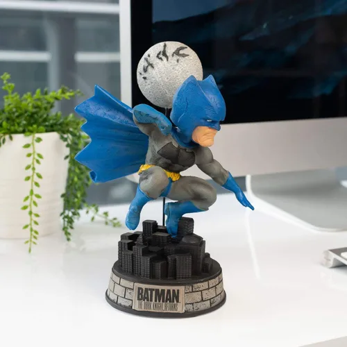 Vista 5 de Exclusivo Batman Bobblehead Cuenta con Batman en una pose de superhéroe Diseño de resina de 8 pulgadas