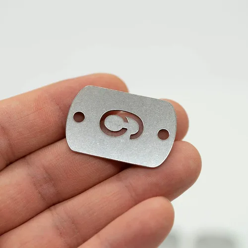 Vista 3 de Etiquetas de números rectangulares ahuecadas de acero inoxidable con dos agujeros (1-10)