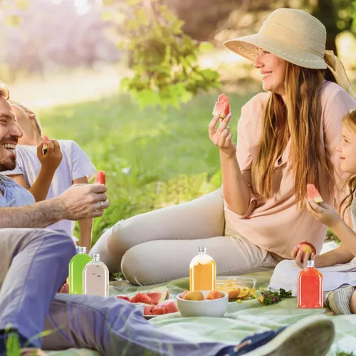 Vista 5 de Botellas de plástico con tapas, paquete de 24 botellas transparentes para jugos, botellas reutilizables para bebidas, recipientes transparentes a