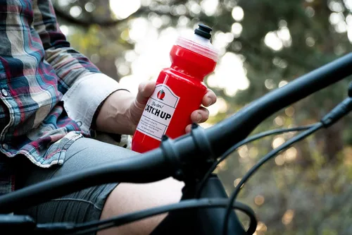 Vista 2 de SPURCYCLE Botella de agua Catch Up – 22 onzas, Purist, tapa MoFlo, resistente a las manchas, botella flexible para bicicleta