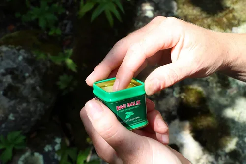 Vista 4 de Bag Balm Mini caja de regalo de lata hidratante para la piel (juego de 3)