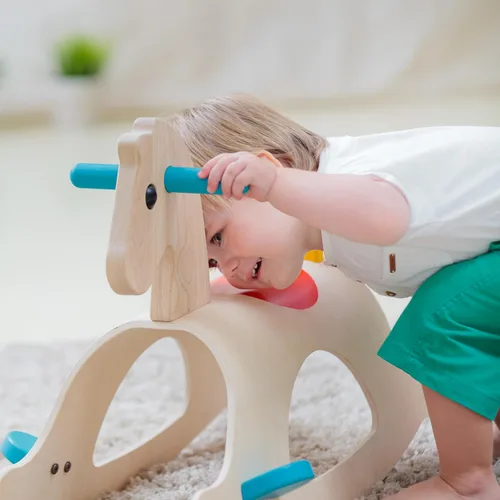 Vista 9 de PlanToys® Caballo mecedor de madera clásico Palomino para niños pequeños