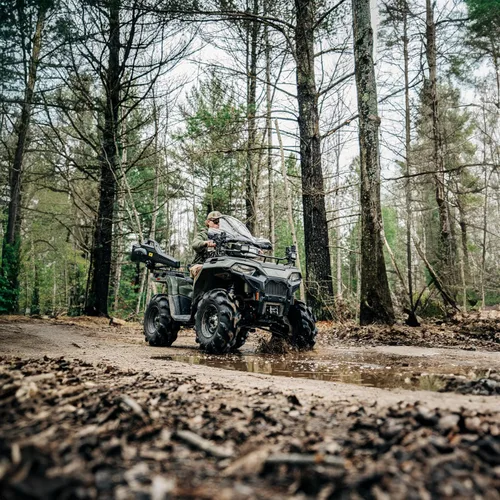 Vista 4 de Black Boar Parabrisas ATV con herrajes – Cuenta con diseño envolvente que protege las manos – Hecho de acrílico transparente resistente – Se monta