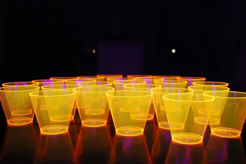 Vista 11 de DIRECTGLOW LLC Copas de fiesta de 25 quilates reactivas a la luz negra de 9 onzas con 5 globos de luz negra (multicolor)
