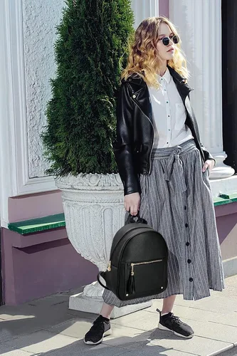 Vista 2 de Mini mochila antirrobo para mujer, bonita mochila escolar para adolescentes y niñas con cremallera segura y borla, Negro, Mochilas de viaje