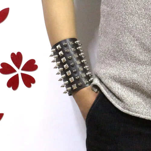 Vista 6 de Pulsera de cuero punk para hombres y mujeres, pulsera de cuero con tachuelas para hombres, pulsera gótica con remaches para hombres y mujeres