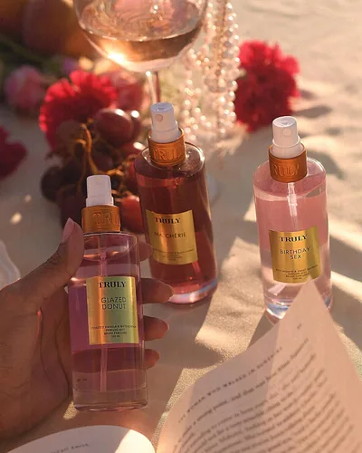 Vista 8 de Truly Perfume Body Mist Bruma refrescante con fragancia de larga duración para una piel suave, tersa y perfumada