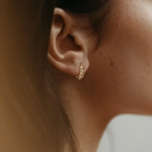 Vista 2 de VACRONA - Aretes tipo arracada de aro para mujer, chapados en oro de 14 quilates, diseño de Huggie