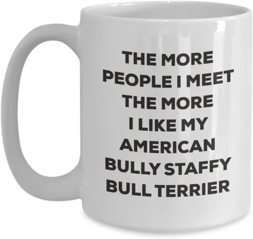 Vista 3 de Taza de café divertida con texto en inglés "The more people I meet the more I like my American Bully Staffy Bull Terrier", diseño de amante