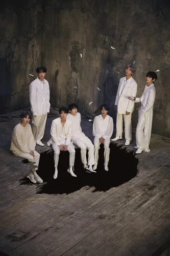 Vista 2 de BTS 'Map Of The Soul 7' versión aleatoria 36p PhotoBook+52p Lyric Book+20p Mini Book+1p PhotoCard+1p Postcard+1p Pegatina+1p Papel