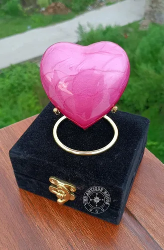 Vista 2 de Urna rosa de recuerdo mini urna de cremación de corazón con caja negra premium y soporte de latón, para tu ser querido, cenizas humanas y urna