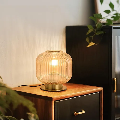 Vista 6 de NKU Lámpara de mesa moderna de mediados de siglo con pantalla de vidrio acanalado ámbar y acabado dorado, luz regulable para mesita de noche
