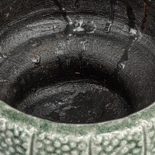 Vista 8 de Creative Co-Op Maceta de jarrón con pies de terracota en relieve con patrón de puntos y esmalte agrietado, verde