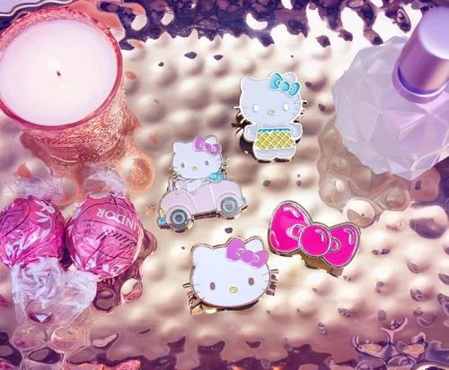 Vista 8 de Hello Kitty Fruit - Juego de 4 pines esmaltados, Metal, Sin gemas.