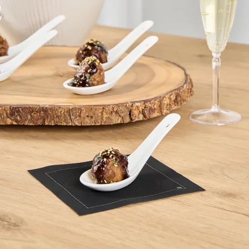 Vista 3 de Restaurantware Cuchara de degustación asiática de 4.9 pulgadas: aperitivo de porcelana blanca y cuchara de sopa - Perfecto para eventos de catering