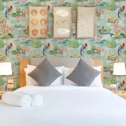Vista 4 de Tempaper Blue Mermaid Toile - Papel tapiz removible para despegar y pegar, 20.5 pulgadas x 16.5 pies, fabricado en los Estados Unidos, vidrio marino