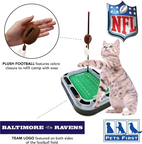 Vista 4 de Pets First NFL BALTIMORE RAVENS Rascador de Campo de Fútbol para Gatos con Juguete de Peluche de FÚTBOL Relleno de Hierba Gatera y Juguete Colgante