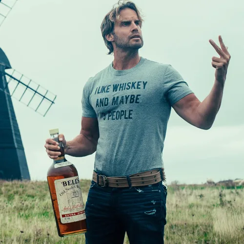 Vista 2 de Camiseta para hombre con texto en inglés "I Like Whiskey and Maybe 3 People", novedad
