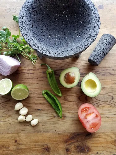 Vista 4 de RSVP International Molcajete mexicano auténtico, 8.5 x 5 pulgadas, piedra volcánica natural