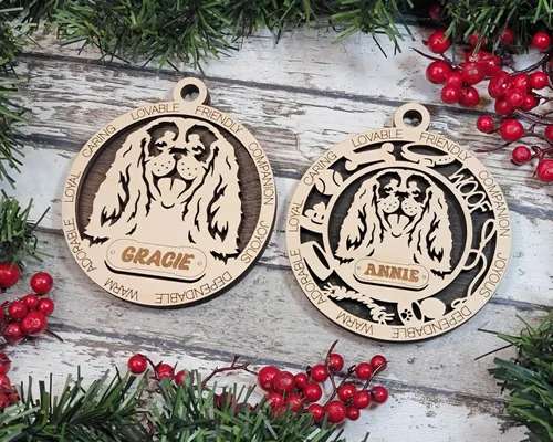 Vista 2 de Adorno de Navidad personalizado para perro Cavalier King Charles Spaniel, redondo de 3 pulgadas, madera cortada con láser de 2 capas, nombre y texto
