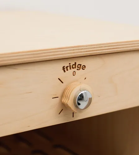 Vista 7 de Refrigerador de juguete de madera para niños pequeños, juguetes Montessori para niños, regalo para decoración de sala de juegos de 2º y 3º Nogal