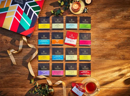 Vista 6 de NUEVO Calendario de Adviento navideño de té Taylors of Harrogate 2025, set de regalo – 24 días, 48 bolsitas de té – Cuenta regresiva para Navidad