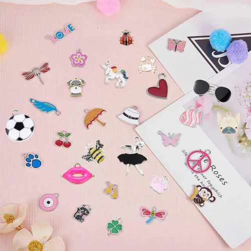 Vista 4 de SUNNYCLUE 1 caja de 30 estilos, 30 piezas de dijes esmaltados surtidos chapados en plata, unicornio, animales, corazón, flor, joyería, colgantes