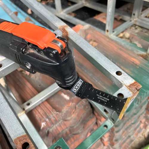 Vista 4 de XXGO 3 piezas extra larga corte de metal titanio oscilante multiherramienta hoja Lo mejor para cortar clavos de metal de plástico de madera en un