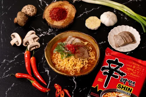 Vista 12 de Nongshim Ramen Noodles, Ramen instantáneo gourmet, sopa de fideos microondable premium, Shin picante, paquete familiar, 4.23 onzas (paquete de 16)