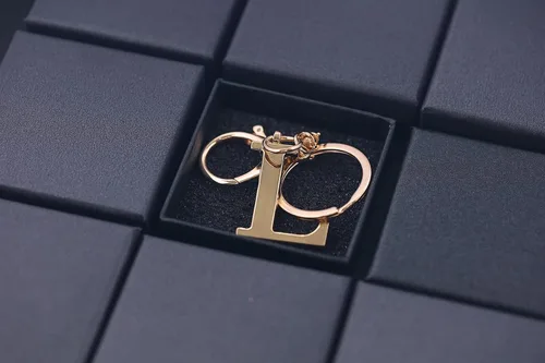 Vista 5 de Llavero de letra A-Z dorado para mujeres y hombres, bolso de mano de metal con letra inicial del alfabeto