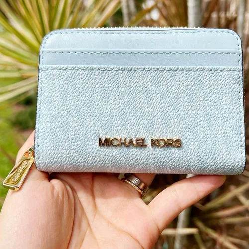 Vista 6 de Michael Kors Jet Set - Estuche de viaje con cremallera media alrededor MK Pale Ocean Blue Multi Azul Patchwork Cartera con cremallera