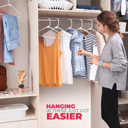 Vista 5 de Perchas de plástico de 15 unidades – Hechas en EE.UU. – Capacidad de 2.7 kg, perchas estándar de ropa con ganchos de correa para vestidos, lencería