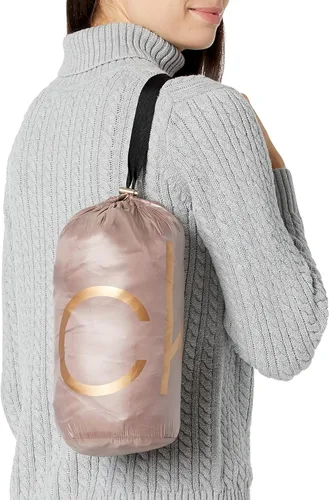 Vista 3 de Calvin Klein - Chamarra acolchada con relleno de plumón para mujer, con diseño de chevrón (estándar y plus)