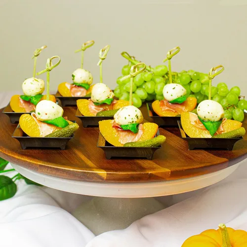 Vista 5 de Paquete de 48 pequeños platos cuadrados de plástico negro mini aperitivos para fiesta, mini bandeja de servir aperitivos pequeños platos de salsa
